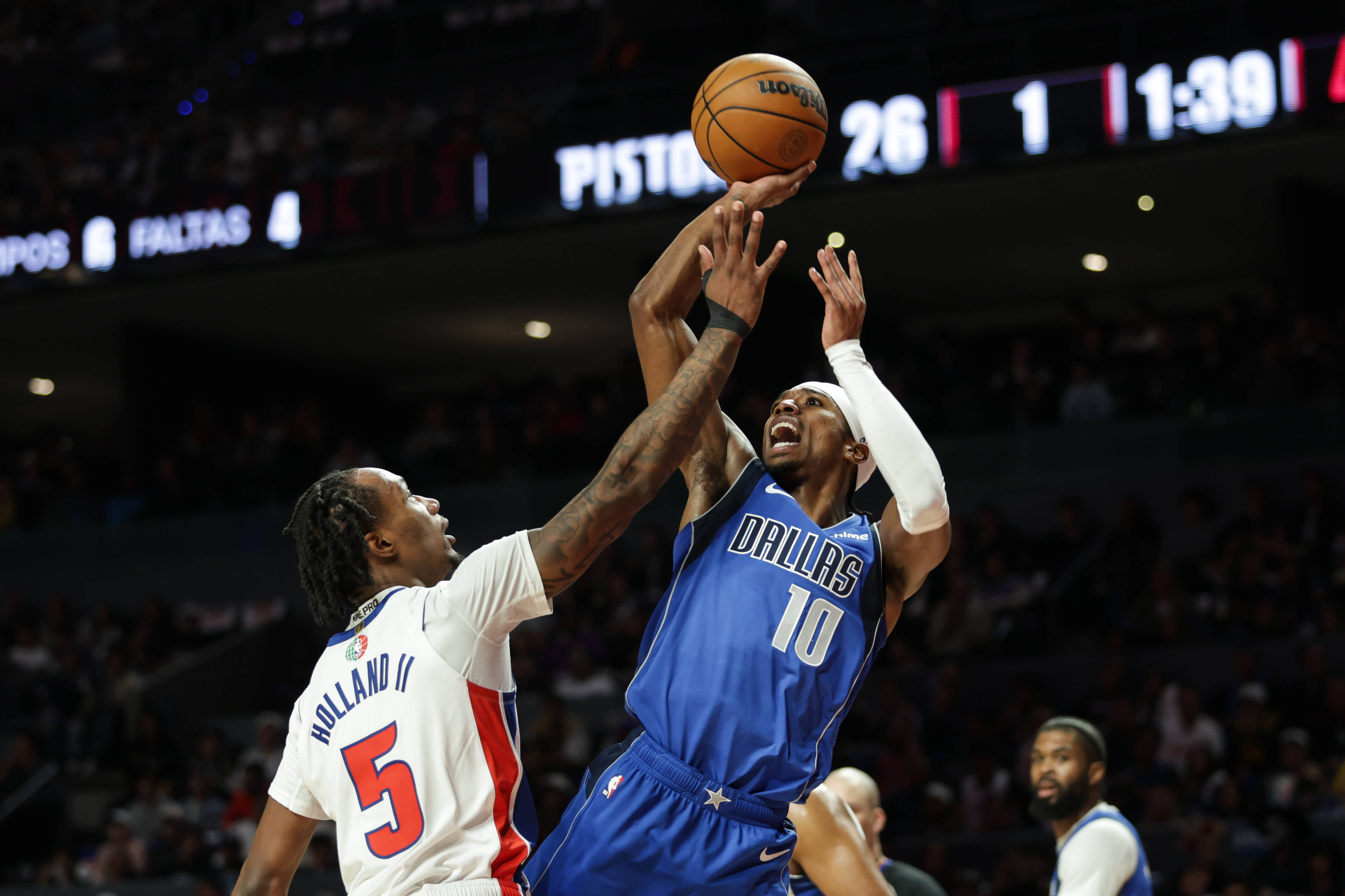 (体育)篮球——NBA常规赛:底特律活塞胜达拉斯独行侠